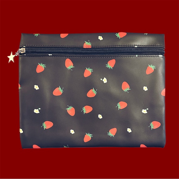 [ 2 FOR $25 ] 🍓 STRAWBERRIES & DAISIES BLACK MAKEUP POUCHES SET OF 2 - Picture 2 of 3